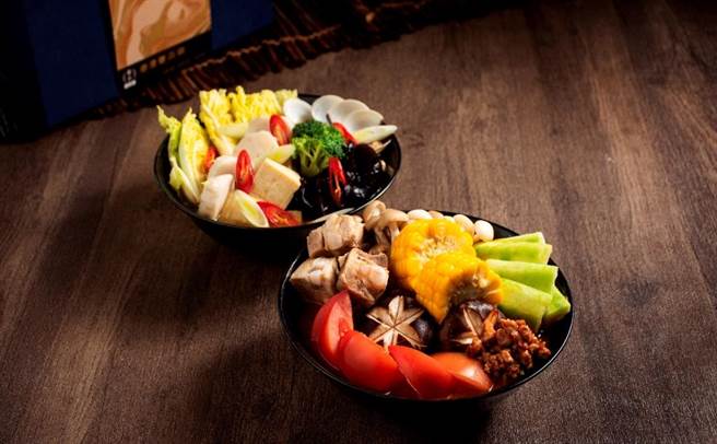 台北六福万怡酒店首度推出的常温汤品礼盒「叄度飨品锅」，内含各2份古早味肉酱番茄排骨锅底、功夫慢炒沙茶锅底。(六福旅游集团提供)