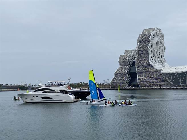 爱河湾游艇码头A区签约打造87席国际游艇泊位，今举行签约典礼，高市长陈其迈等一行人搭乘游艇进港。（石秀华摄）