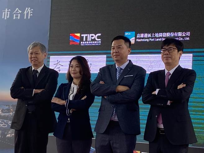 爱河湾游艇码头A区的开发今（26）日上午举行签约典礼，台湾港务公司董事长李贤义、高雄港土地开发公司董事长沈妙姿、亚果游艇集团董事长侯佑霖、高市长陈其迈（从左至右）完成签约仪式，摆出发展港区雄心壮志的姿势。（石秀华摄）