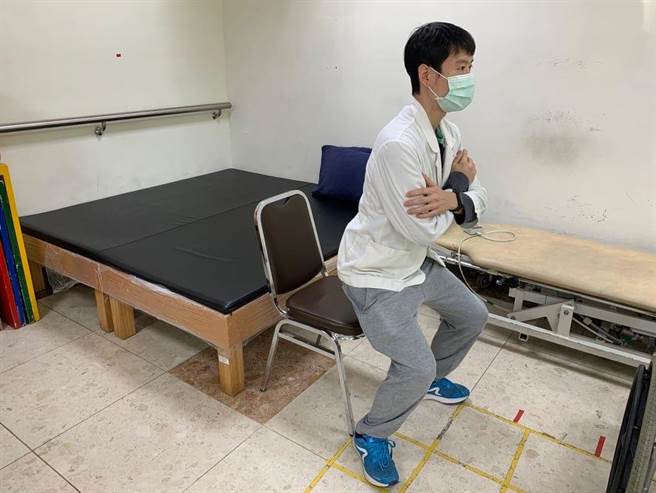 北荣桃园分院物理治疗师许嘉元提供1个能强化下肢肌力的阻力运动，建议民眾平时多做「阻力运动」，可避免肌肉流失太快。（北荣桃园分院提供／陈梦茹桃园传真）