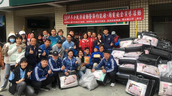 台中市议长张清照派出30多位「清年军」志工到场协助搬运打包物资。（王文吉摄）