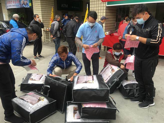 清水行善会採购厚厚暖暖的棉被，让弱势家庭好过冬。（王文吉摄）