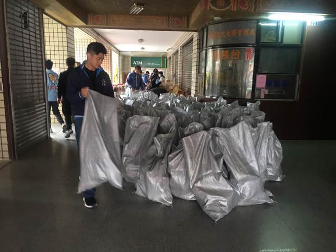 台中市议长特助张东玄带领「清年军」志工，协助搬运打包物资。（王文吉摄）
