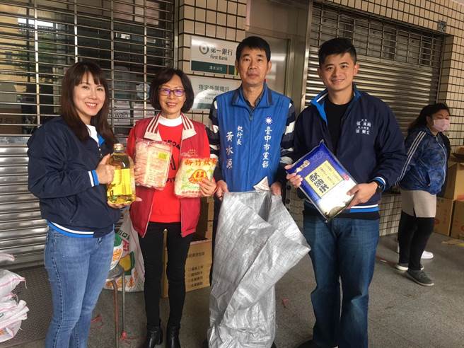 台中市议长特助张东玄（右一）带领「清年军」志工，协助搬运打包物资。（王文吉摄）