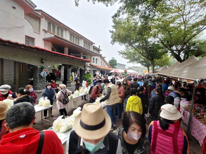 南投花卉嘉年华系列活动「踏雪寻梅」26日在信义乡梅子梦工厂展开，超过千人一起制作梅子泡菜，喜迎梅花季的到来。(吴建辉摄)