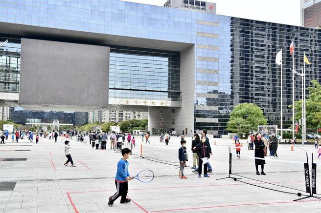 迷你網球不受場地限制，深受家庭喜愛。（台中市政府提供）