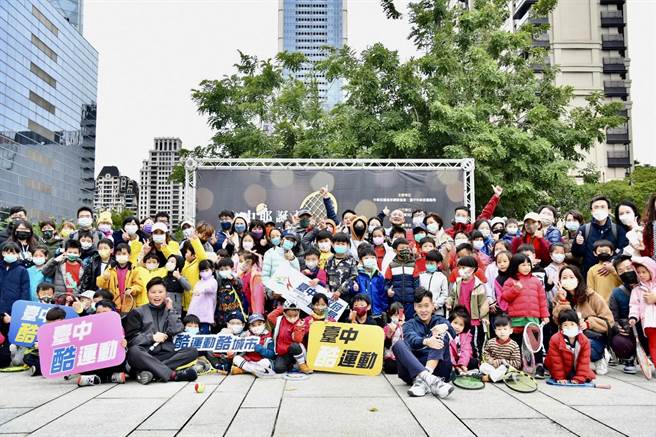 小小選手與家人於府前廣場同慶耶誕週末。（台中市政府提供）