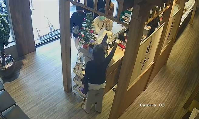 魏女行径怪异，在火锅店内手持鞋垫对店员咆哮，作势攻击。（撷取自网路／程炳璋台南传真）