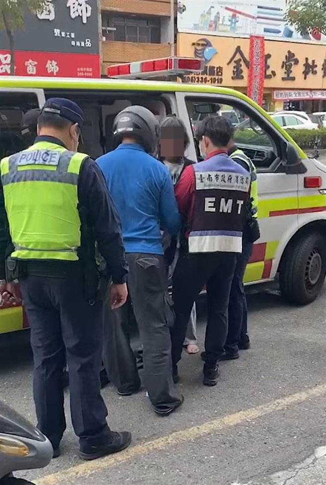 魏女随机攻击路人，遭警方强制送医。（撷取自网路／程炳璋台南传真）