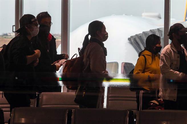 農曆春節返鄉潮來臨，但各國航班受Omicron影響，上海浦東機場日前凌晨零時起防疫趨嚴，載客航班抵達後須加強清消，導致航班大亂許多民眾入住防疫旅館也受影響。圖為桃園機場出境旅客。（非新聞當事人）（陳麒全攝）