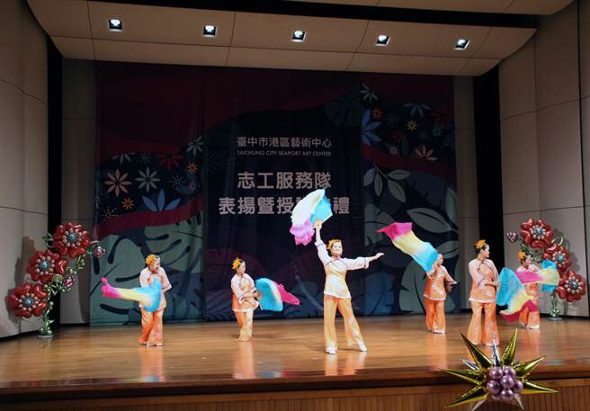 港艺志工在典礼中自编舞曲表演「彩巾天上飞」，获得现场来宾热烈喝采。（王文吉摄）