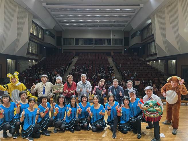 台中市港区艺术中心举行志工服务队表扬暨授证典礼，贵宾与志工一起合影。（王文吉摄）