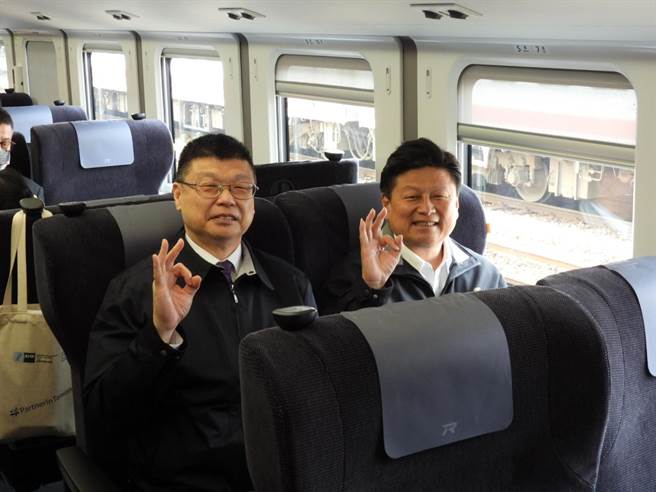 台鐵EMU3000新城際列車今首航，下午1點許停靠中途站花蓮站，立法委員傅崐萁參加試乘，並與台鐵局長杜微一起體驗商務艙「騰雲座艙」。（羅亦晽攝）