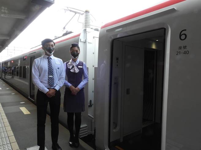 台鐵EMU3000新城際列車今首航，上午10點49分從台東站出發，並在下午1點許停靠中途站花蓮站。（羅亦晽攝）