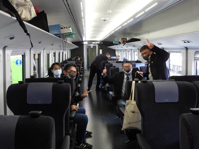 台鐵EMU3000新城際列車今首航，上午10點49分從台東站出發，並在下午1點許停靠中途站花蓮站，其中，商務艙「騰雲座艙」的座位寬敞，體驗搭乘的民眾直呼「很舒服」。（羅亦晽攝）