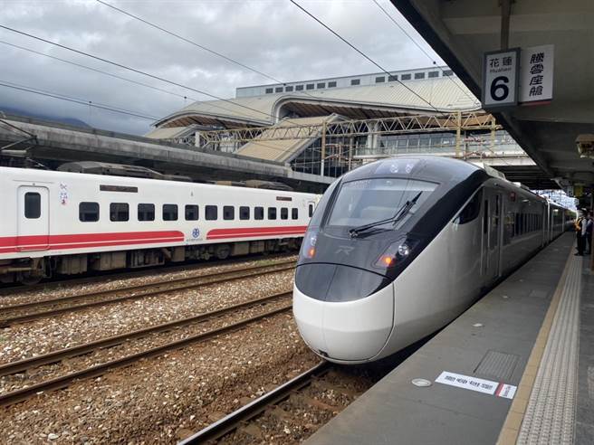 台鐵EMU3000新城際列車今首航，上午10點49分從台東站出發，並在下午1點許停靠中途站花蓮站。（羅亦晽攝）