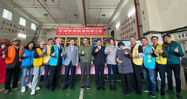 台北福齡扶輪社捐贈新北市消防局秀峰水域救援專隊水域救援裝備。（新北市消防局提供）