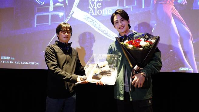 范少勳出席映後喜獲粉絲獻花與精心製作的蛋糕。（牽猴子提供）