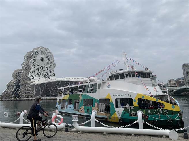 高雄港湾新玩法，渡轮串联高流中心和旗津今试营运启航。（高市交通局提供／石秀华高雄传真）