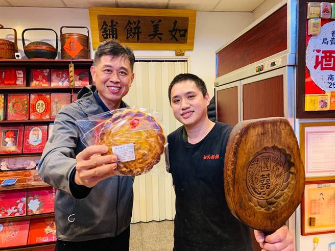 新竹市政府城市行销处长顏章圣（左）为将新竹特色店家介绍给游客，亲自拜访别具故事性的店家。（陈育贤摄）