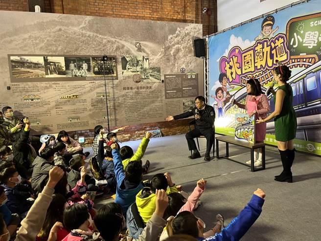 桃园轨道愿景馆是热门的亲子出游景点，26日由捷工局局长陈文德进行有奖徵答，答对的小朋友可获得1本《桃园轨道小学堂》，现场相当热闹。（陈梦茹摄）