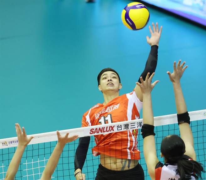 極速超跑隊長陳菀婷在網前扣殺。(中華排協提供)