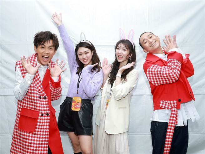 噪咖《下班Go Fun吧》爱丽丝（右二）与孜孜（左二）探班浩角翔起。（东森提供）