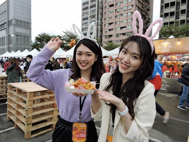 噪咖《下班Go Fun吧》爱丽丝（右）与孜孜带观眾体验「GoodDay有爱大声唱」活动现场。（东森提供）