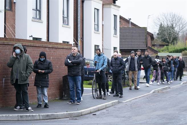 居民排队等待接种covid疫苗。 (图/美联社) 