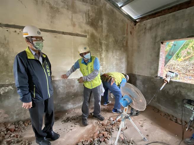 台南市政府劳工局做工行善团修缮志工，周末依然马不停蹄地为弱势家庭修缮房屋。（台南市政府劳工局提供／张毓翎台南传真）