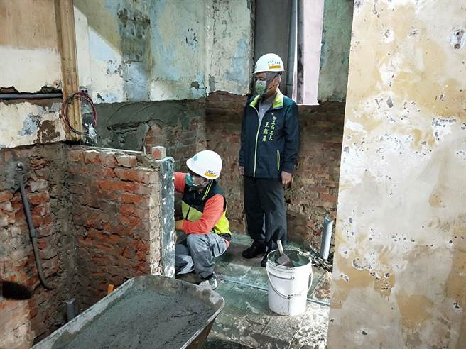 南市府劳工局长王鑫基（右）周末视察、关心相关工程进度。（台南市政府劳工局提供／张毓翎台南传真）