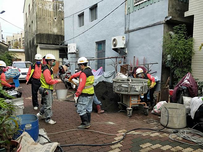 修缮志工周末马不停蹄地为弱势家庭修缮房屋。（台南市政府劳工局提供／张毓翎台南传真）