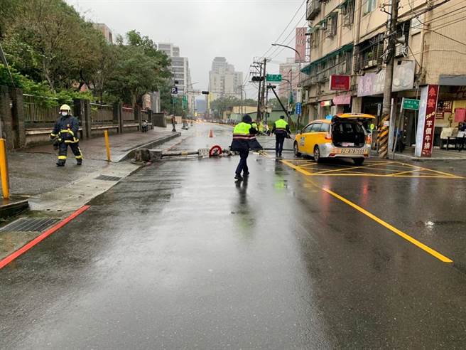 汐止樟树二路电线杆倒塌，计程车闪避不及自撞。（民眾提供）