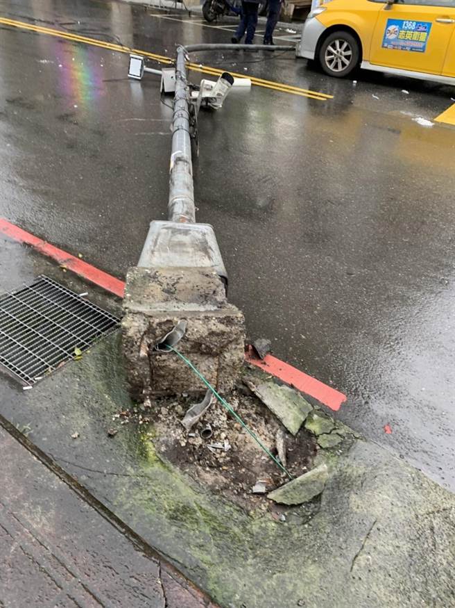 汐止樟树二路电线杆疑因基座松动倒塌。（民眾提供）