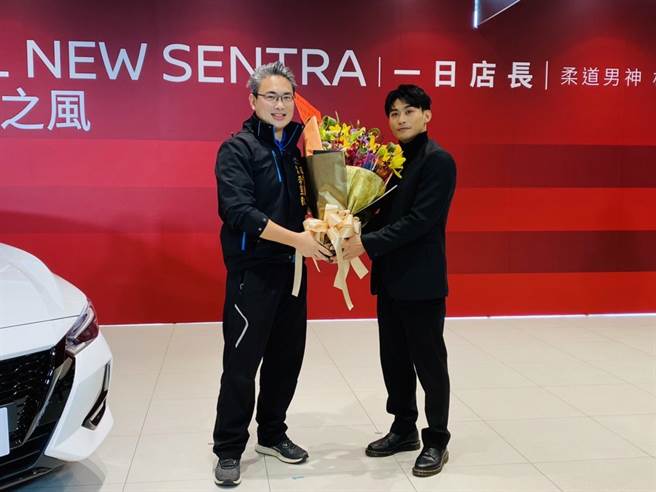 柔道男神楊勇緯（右）26日台中現身，中市府運動局長李昱叡前往恭賀他榮登世界第一。（台中市政府提供）