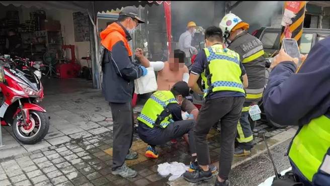 今天下午南投市南岗二路一栋透天厝发生火警，警方获报抵达现场后发现是人为纵火，警方也在现场逮到纵火的嫌犯，疑似是一对离异夫妻吵架，男子不满妻子提离婚，愤而跑到工厂丢掷汽油弹。（民眾提供／吴建辉南投传真）
