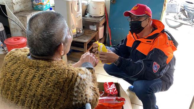 台东县关山消防分队防宣义消走入家庭，协助建置安全的居住环境。（民眾提供）