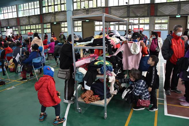 南庄乡寒冬送活动另有捐助衣物供弱势家庭选用。（谢明俊摄）