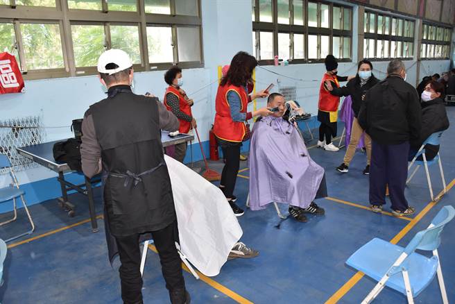 南庄乡寒冬送活动另有义剪服务弱势家庭。（谢明俊摄）