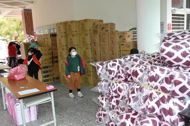 南庄乡寒冬送活动共分送150个弱势家庭生活物资。（谢明俊摄）