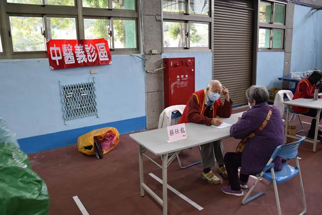 南庄乡寒冬送活动现场提供中医义诊服务。（谢明俊摄）