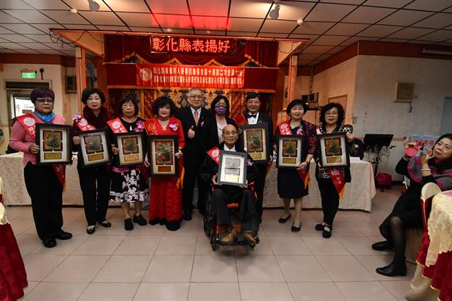 彰化县表扬好人好事运动协会今天举办会员大会，表扬全国好人好事代表八德奖彰化县2位得奖，还有江招治等8位也当选今年彰化县代表。（吴敏菁摄）