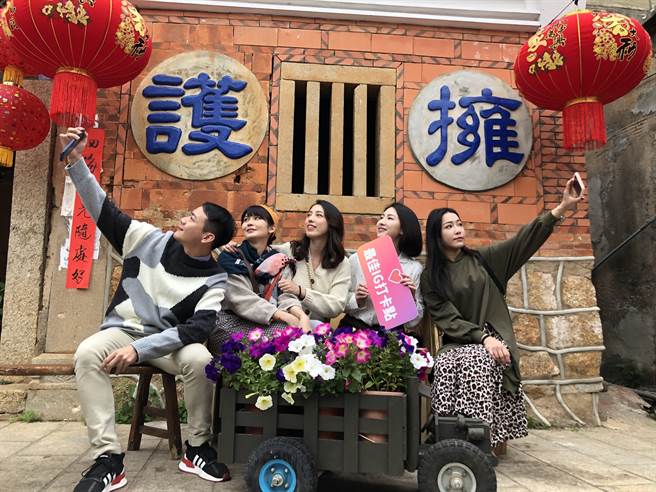 金门县政府与金门国家公园管理处将共同推动高达10亿元的观光亮点计画。图为阳翟大街的復刻景点和游客人潮。（李金生摄）