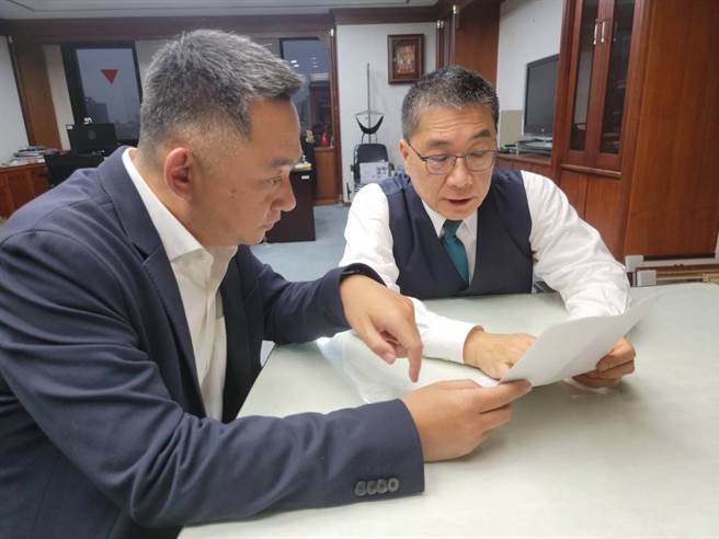 杨镇浯县长跨海赴内政部争取经费，徐国勇部长允诺全力支持。（金门县府提供）