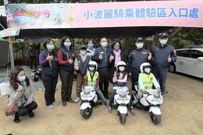 彰化县政府26日上午在成功营区举办「交通安全宣导」，安排小波丽士骑乘、闯关游戏等寓教于乐。（吴敏菁摄）