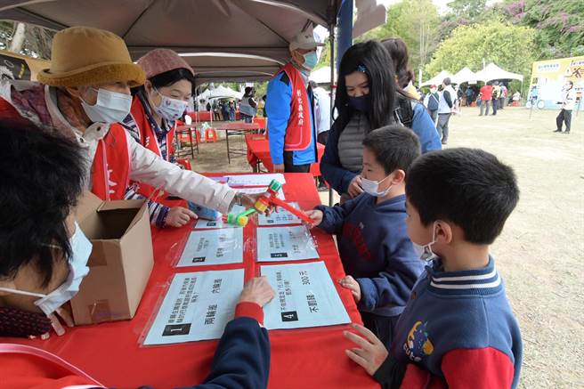 彰化县政府26日上午在成功营区举办「交通安全宣导」，安排小波丽士骑乘、闯关游戏等寓教于乐。（吴敏菁摄）