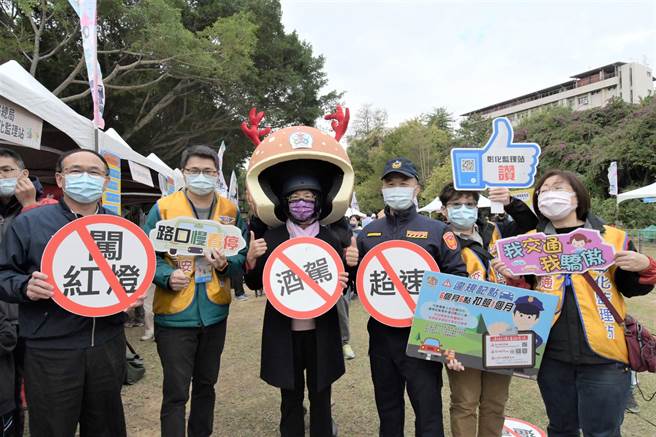 彰化县政府26日上午在成功营区举办「交通安全宣导」。（吴敏菁摄）