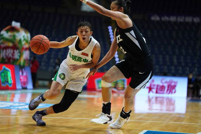 陽明高中張聿嵐（左）。（高中體總提供）