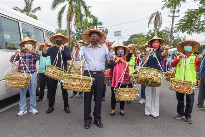 屏东「六堆300」系列活动26日在高树举行「㧡担团圆大满福」，由县长潘孟安领军、邀请六堆12乡区以挑担奉饭的精神游行入庄，祈求来年风调雨顺。（谢佳潾摄）