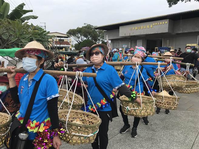 屏东「六堆300」系列活动26日在高树举行「㧡担团圆大满福」，由县长潘孟安领军、邀请六堆12乡区以挑担奉饭的精神游行入庄，祈求来年风调雨顺。（谢佳潾摄）